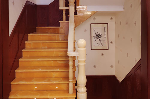 播州中式别墅室内汉白玉石楼梯的定制安装装饰效果